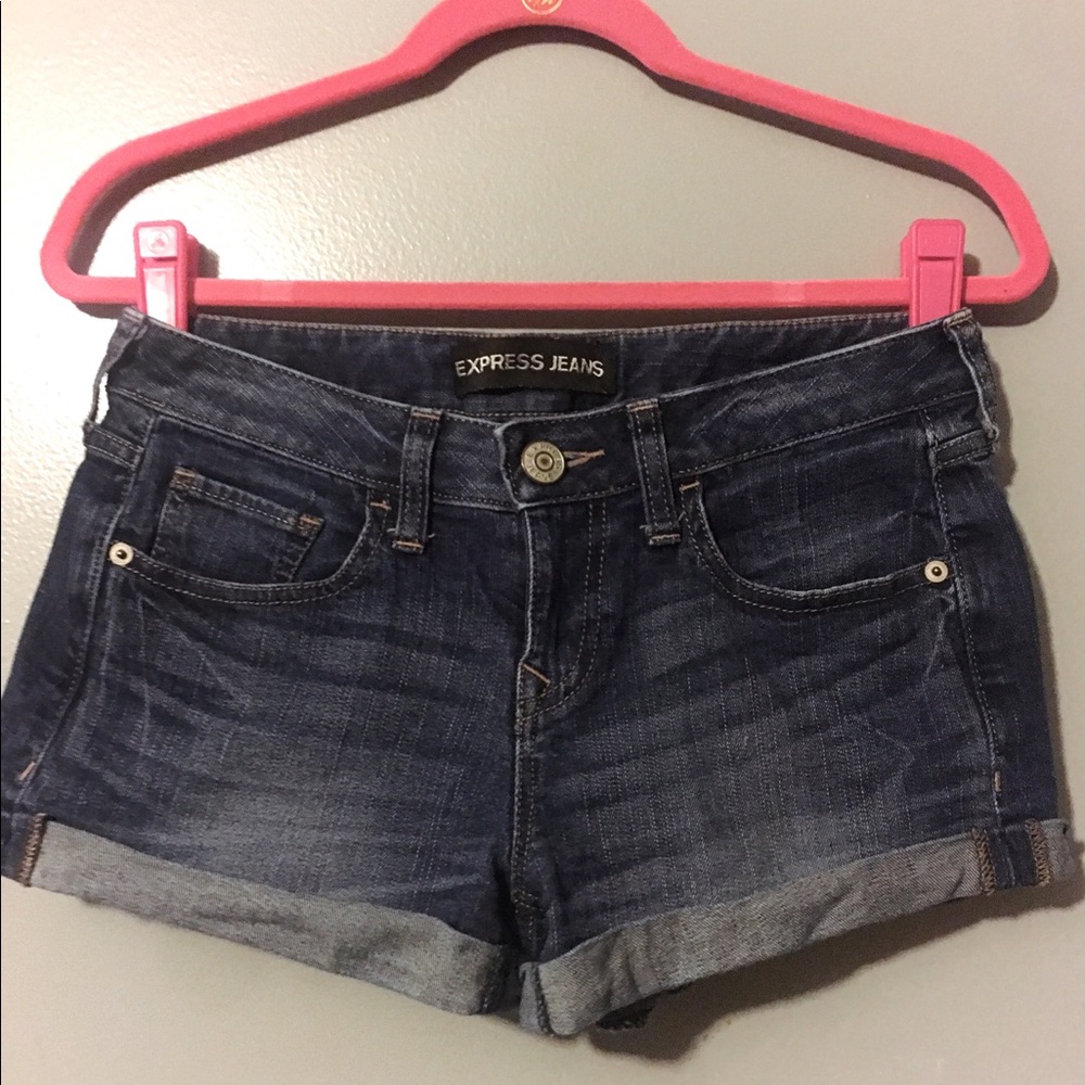 Express denim shorts !